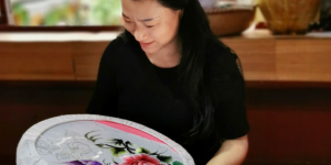 访兰坪县三江科贸服务有限公司总经理、兰坪县百川民族文化服饰有限责任公司负责人李青艳